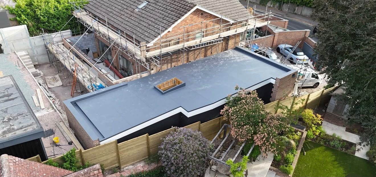 Curved domestic flat roof waterproofed in single-ply membrane